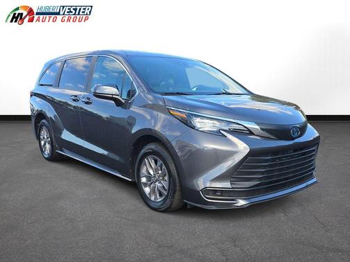 2025 Toyota Sienna LE