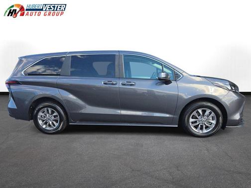 2025 Toyota Sienna LE