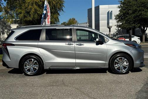 2024 Toyota Sienna Platinum