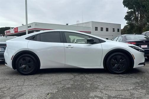 2025 Toyota Prius LE