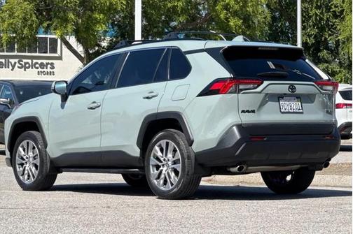 2022 Toyota RAV4 XLE Premium