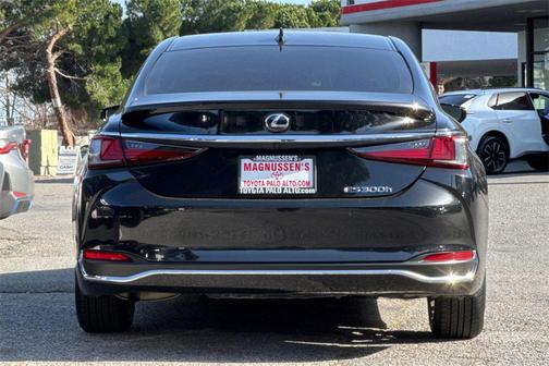 2022 Lexus ES 300h Base