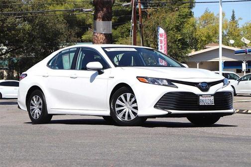 Photo 2 of 31 of 2020 Toyota Camry Hybrid LE