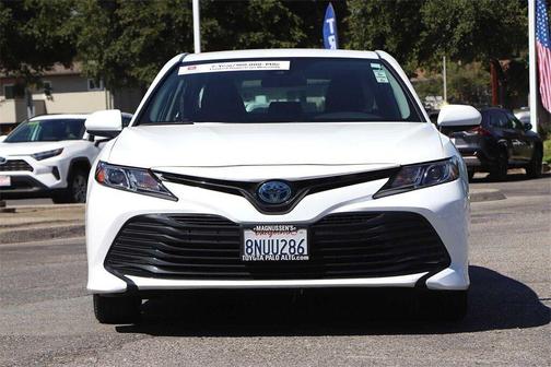 Photo 3 of 31 of 2020 Toyota Camry Hybrid LE