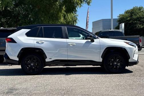 Wind Chill Pearl/Midnight Black Metallic 2025 Toyota RAV4 Hybrid SE