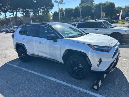 Wind Chill Pearl/Midnight Black Metallic 2025 Toyota RAV4 Hybrid SE