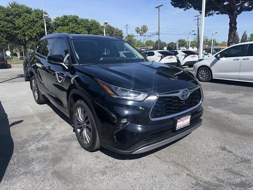 Midnight Black Metallic 2021 Toyota Highlander Hybrid Platinum