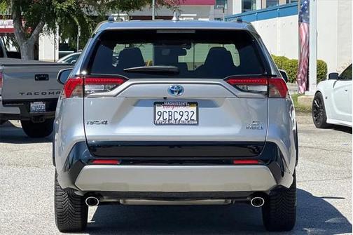 2022 Toyota RAV4 Hybrid SE