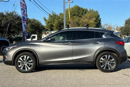 2017 INFINITI QX30 Premium