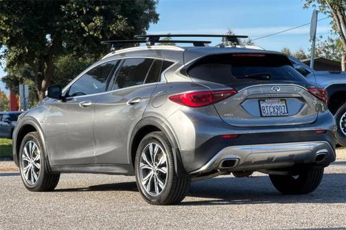 2017 INFINITI QX30 Premium