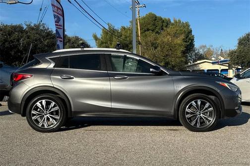 2017 INFINITI QX30 Premium