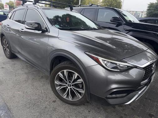 2017 INFINITI QX30 Premium