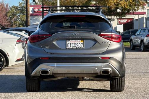 2017 INFINITI QX30 Premium