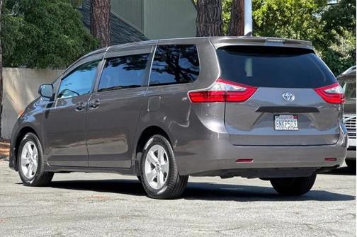 2020 Toyota Sienna SE