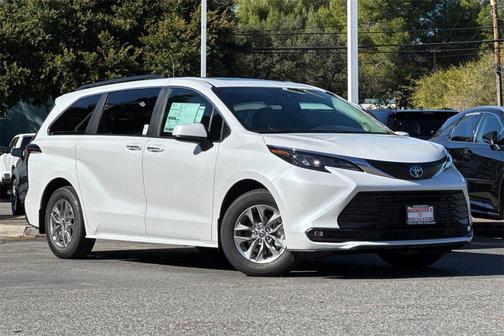 2025 Toyota Sienna XLE