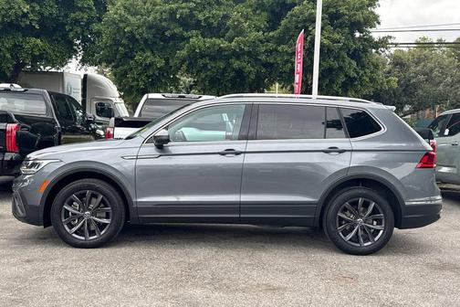 Platinum Gray Metallic 2022 Volkswagen Tiguan 2.0T SE 4MOTION
