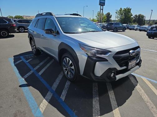Ice Silver Metallic 2023 Subaru Outback Limited XT