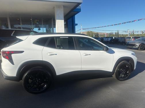 Summit White 2026 Chevrolet Trax FWD ACTIV