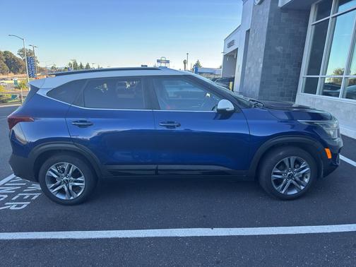 Dark Ocean Blue/White Roof 2021 Kia Seltos S