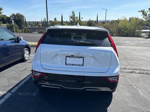 Snow White Pearl 2023 Kia Niro EV Wave