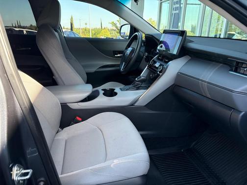 Coastal Gray Metallic 2024 Toyota Venza LE