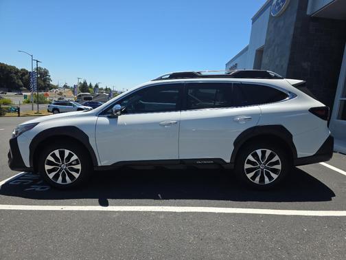 Crystal White Pearl 2023 Subaru Outback Touring