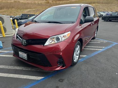 Salsa Red Pearl 2019 Toyota Sienna SE