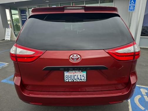 Salsa Red Pearl 2019 Toyota Sienna SE
