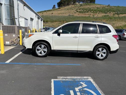 Satin White Pearl 2015 Subaru Forester 2.5i Premium