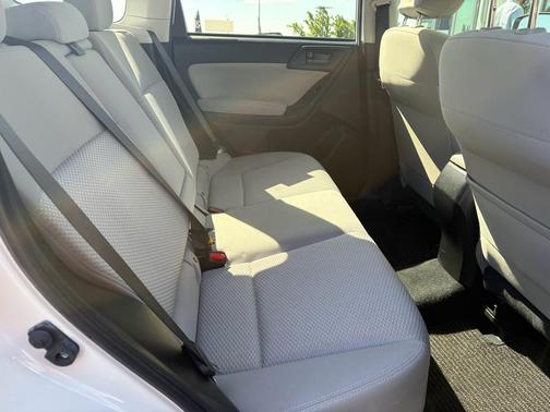 Satin White Pearl 2015 Subaru Forester 2.5i Premium
