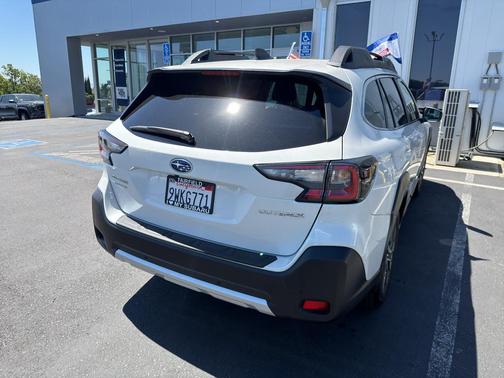 Crystal White Pearl 2025 Subaru Outback Limited