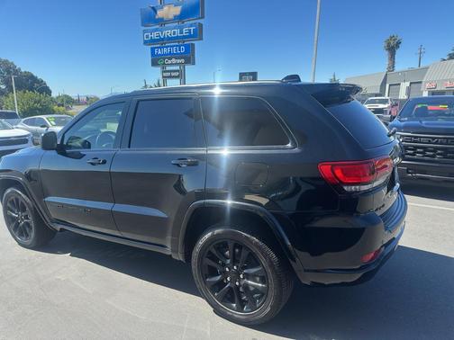 Diamond Black Crystal Pearlcoat 2022 Jeep Grand Cherokee Laredo