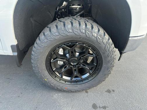 Summit White 2026 Chevrolet Silverado 1500 LT