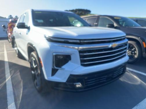 Polar White Tricoat 2026 Chevrolet Traverse High Country