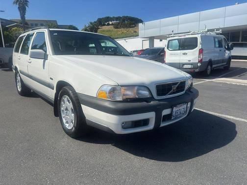 White 1998 Volvo V70 AWD