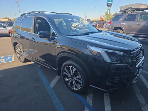 Crystal Black Silica 2022 Subaru Forester Limited