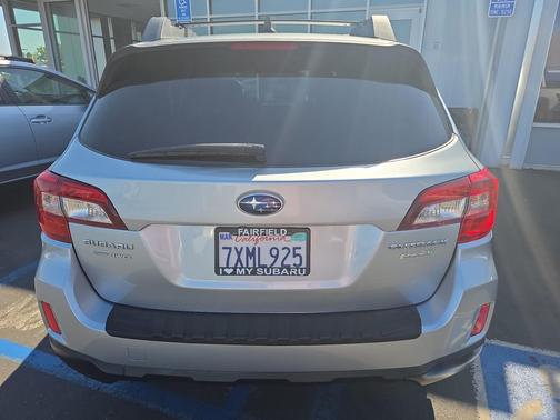 Ice Silver Metallic 2017 Subaru Outback 2.5i Premium