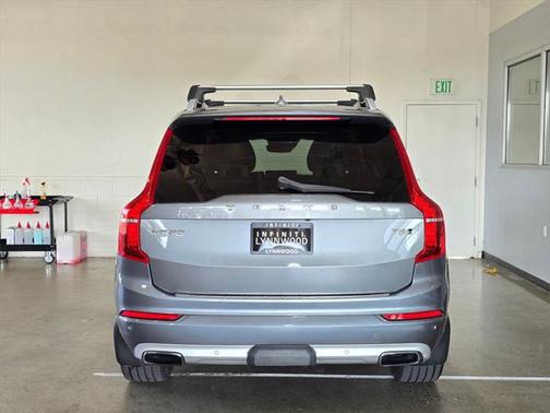 2016 Volvo XC90 T6 Momentum
