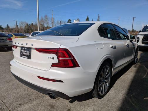 2021 Volvo S60 T6 Momentum