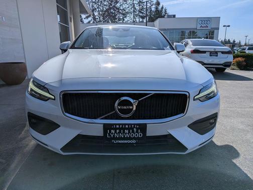 2021 Volvo S60 T6 Momentum