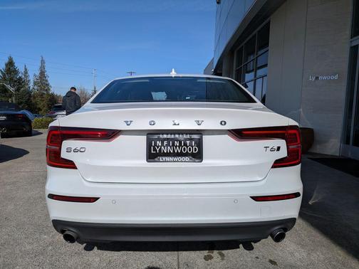2021 Volvo S60 T6 Momentum