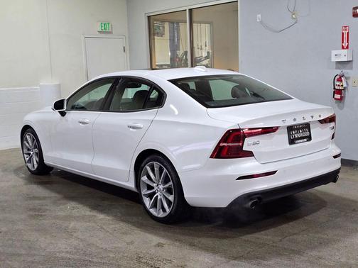 2021 Volvo S60 T6 Momentum