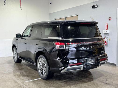 2025 INFINITI QX80 Luxe