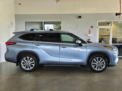 Moon Dust 2022 Toyota Highlander Hybrid Limited