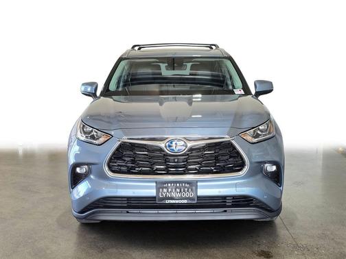 Moon Dust 2022 Toyota Highlander Hybrid Limited