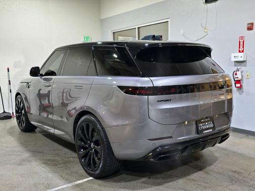 2024 Land Rover Range Rover Sport SE