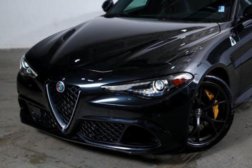 Photo 2 of 35 of 2017 Alfa Romeo Giulia Quadrifoglio