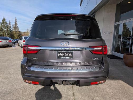 2022 INFINITI QX80 Luxe
