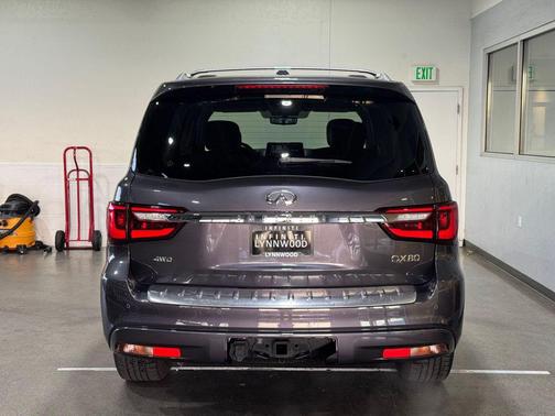 2022 INFINITI QX80 Luxe