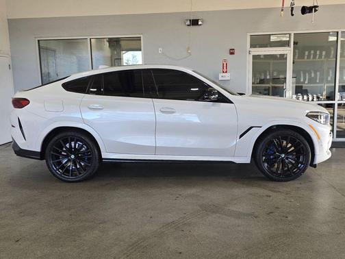Mineral White Metallic 2023 BMW X6 M50i